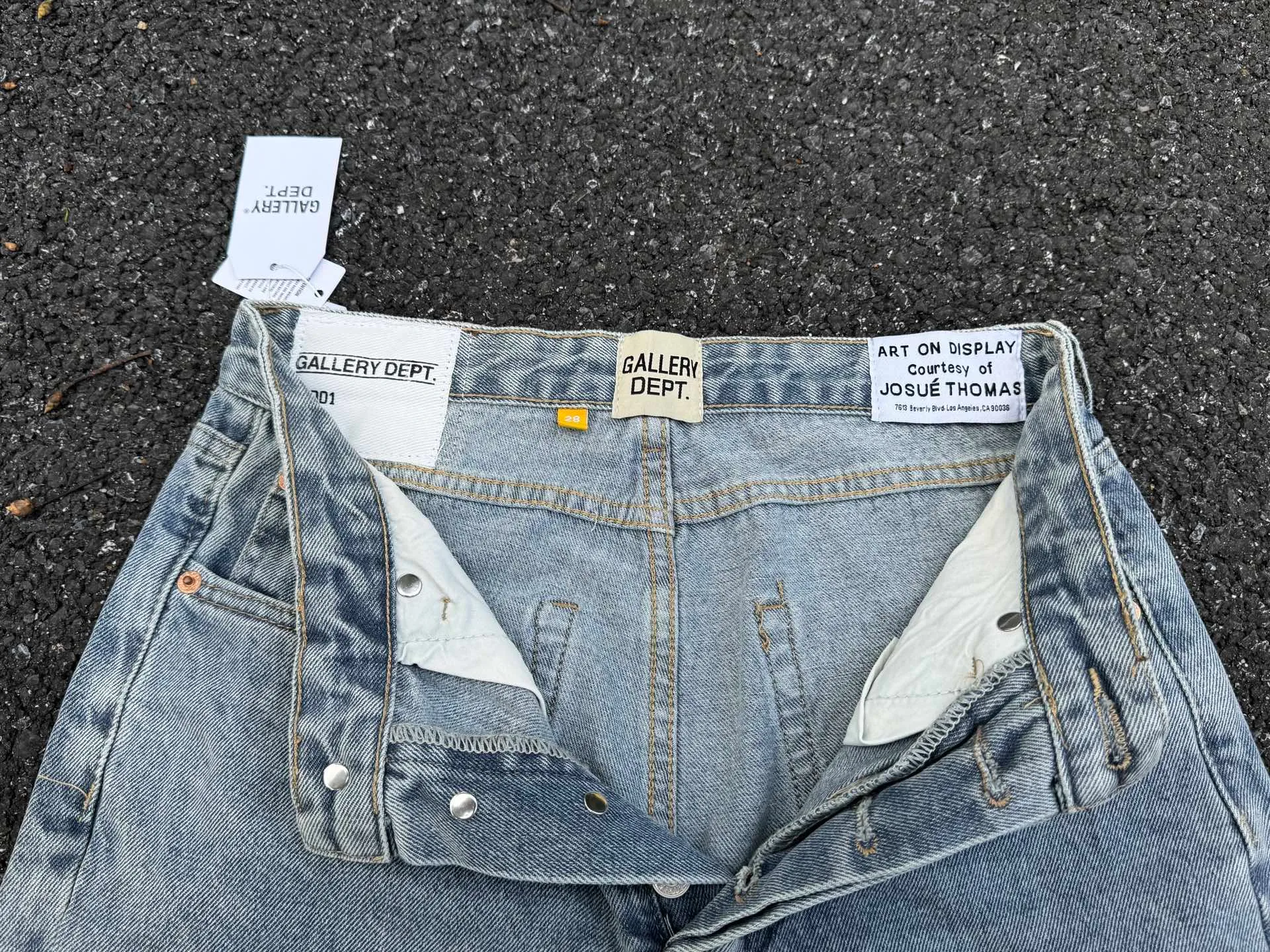 P246💰G11 GALLERY DEPT. Denim bell-bottoms, washed and distressed spliced ​​jeans. GALLERY is attracted by these bell-bottoms. Whether it is a reset of Carhartt or Levis, it creates a strong brand style. Since these pants are modified from rare vintage, the production capacity is limited. Therefore, after many icons wore them, these pants were once hard to find. Later, perhaps due to the improvement of GD's business in the past two years and the expansion of production lines, the brand itself lowered the price, so I can't wait any longer for these pants this year and will definitely buy them. During the process of the denim washing plant, the owner of the washing plant helped introduce a boss who had worked for Levi's foundry and started his own business. This also paved the way for the following styles. Therefore, Levi's remodeled single product for the base plate is really familiar. Whether it is the fabrics supplied or the lathes used in production, there is nothing to choose from. -Color: blue -Size: S-XXL (corresponding to 28-36)